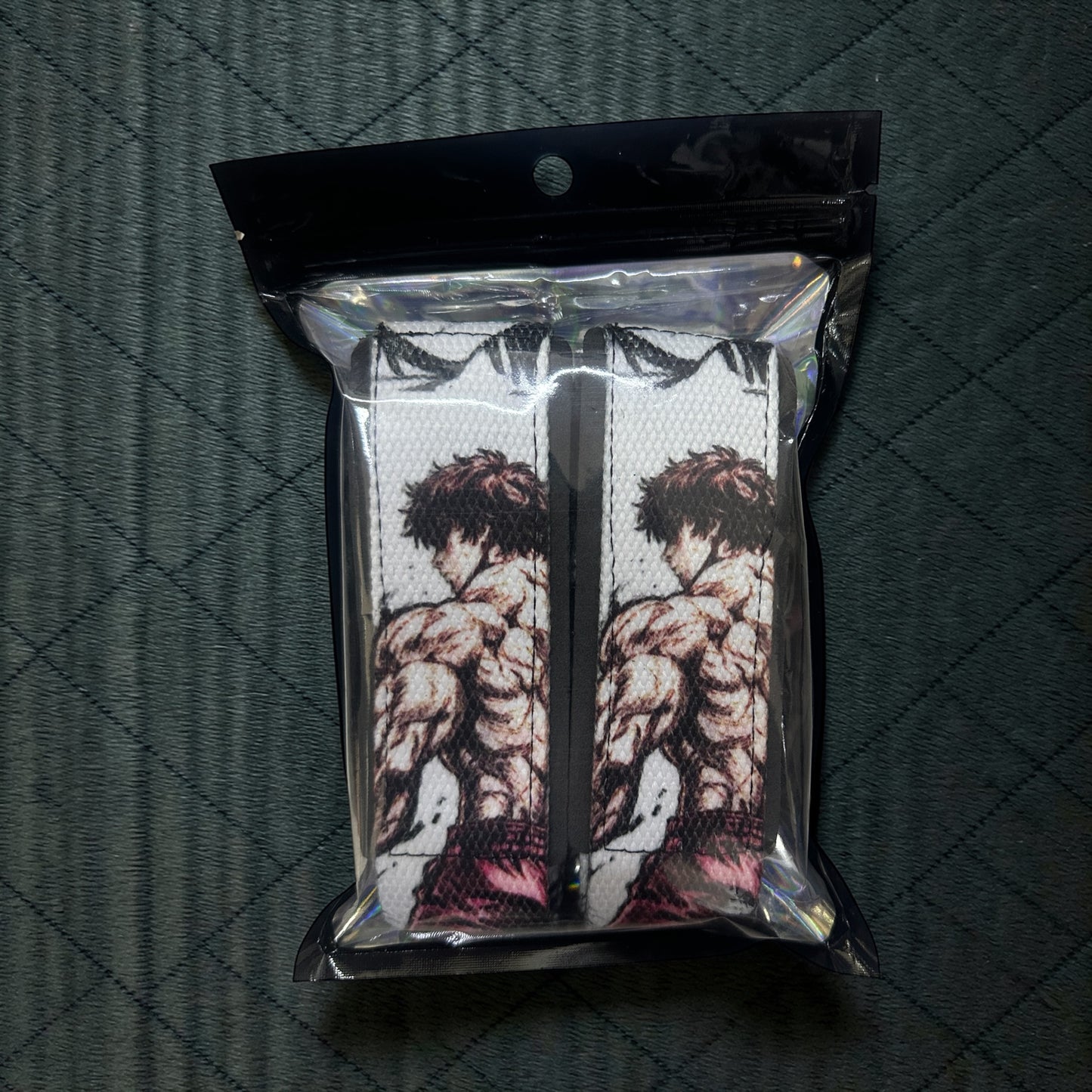 Straps premium con diseño Baki, perfectos para entrenamiento de fuerza y alto rendimiento.
