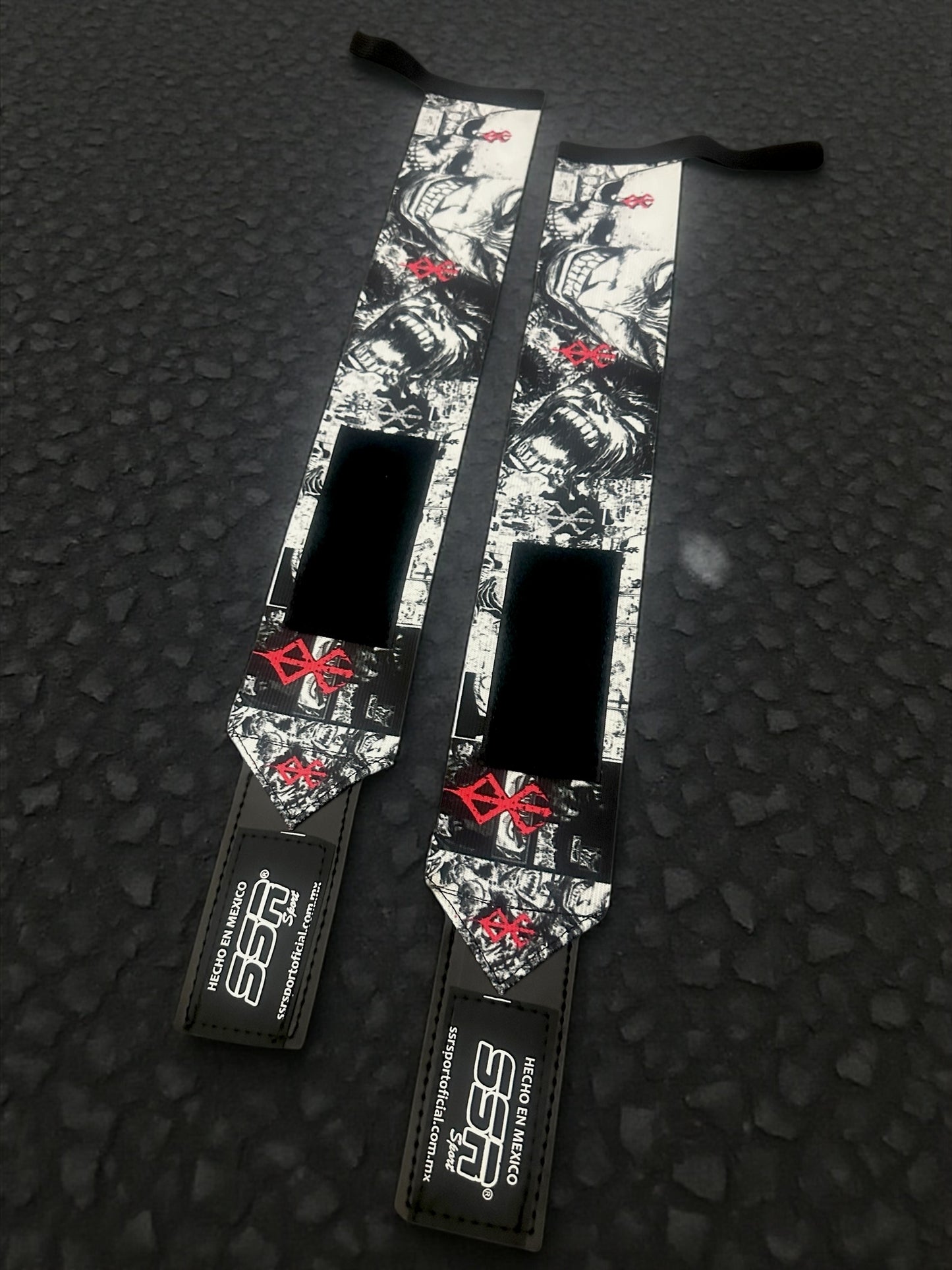 Muñequeras premium reforzadas con diseño Berserk.